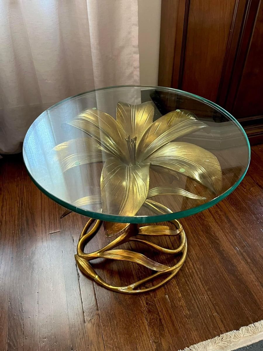 26 Glass Coffee Table Ideas That Open Up Your Living Room - 14. Glass Coffee Tables with Unique Shapes 1