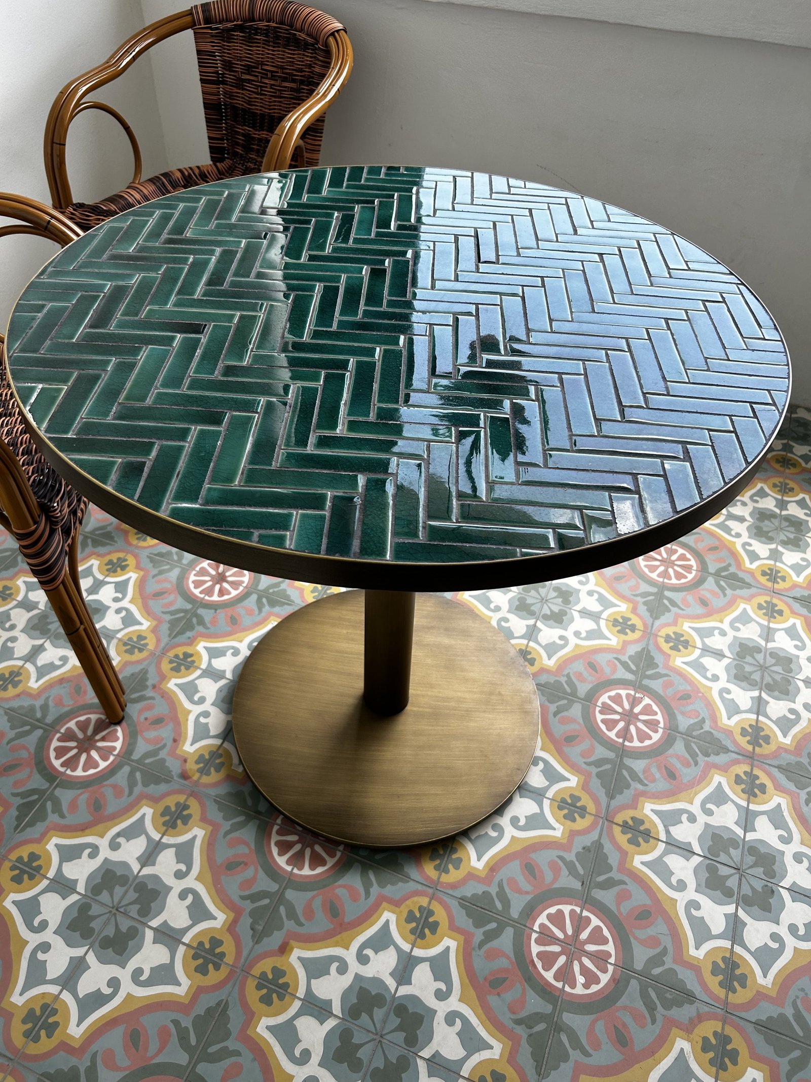 26 Glass Coffee Table Ideas That Open Up Your Living Room - 20. Glass Coffee Tables with Patterns 1