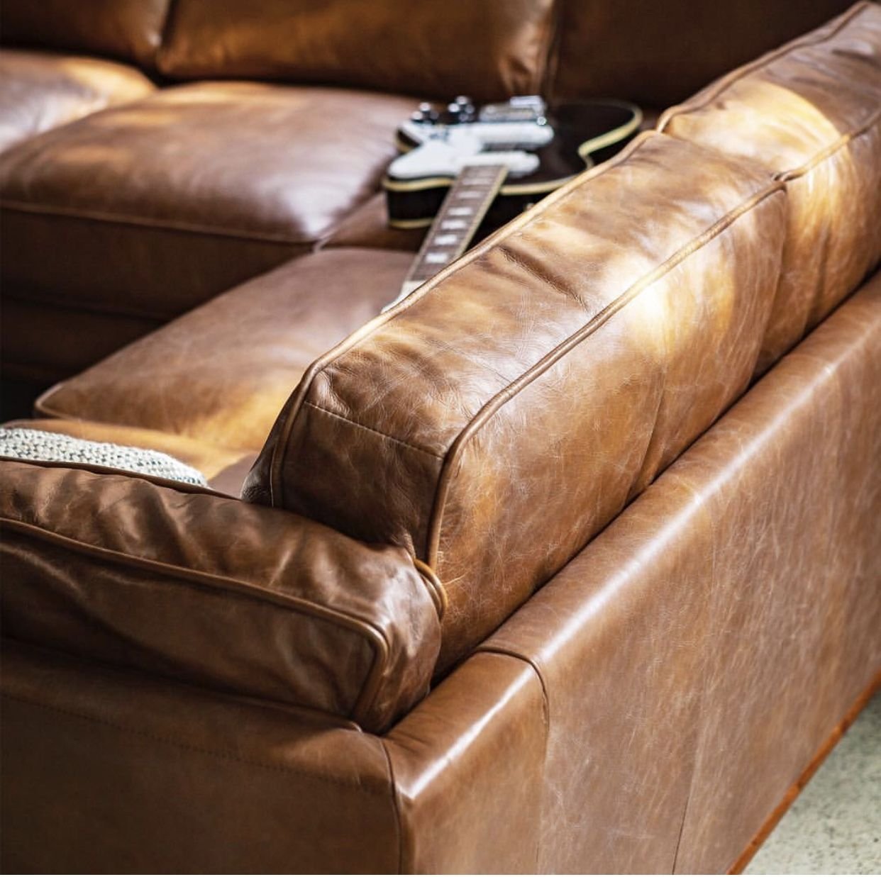 27 Leather Couches Living Room Ideas for Every Aesthetic - 12. Family-Friendly: Durable Leather Options 1