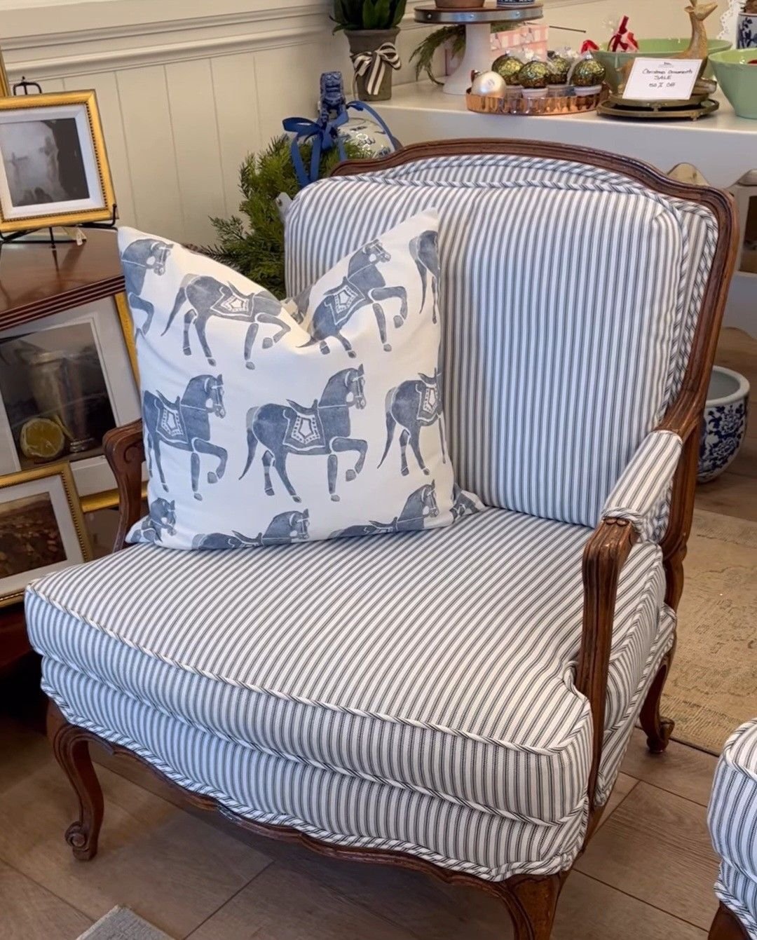 28 Comfy Armchairs That Look Amazing in Any Room - 19. The Upholstered Beauty 1