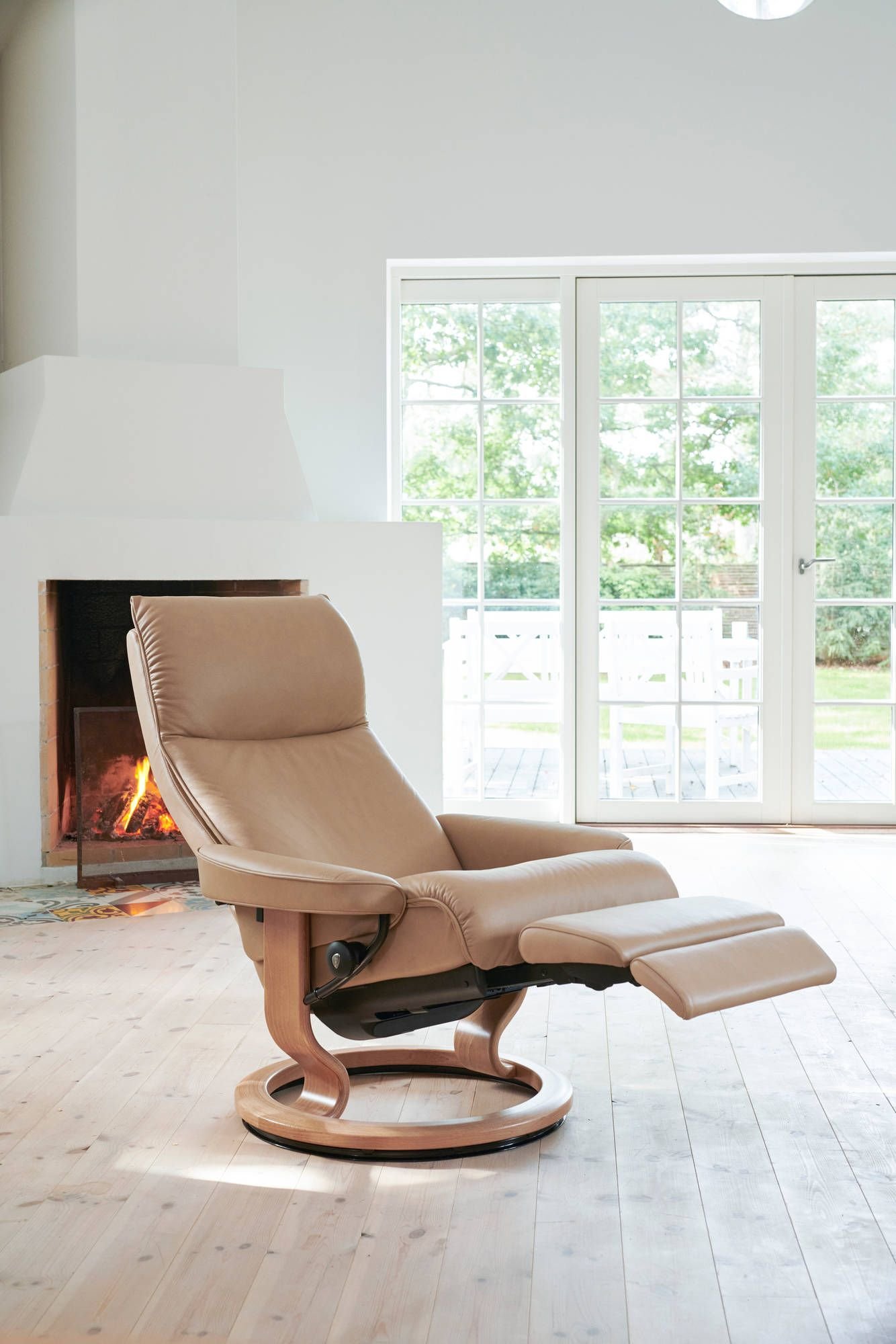 28 Couch Ideas for Every Living Room Style and Size - 17. Minimalist Recliners 1